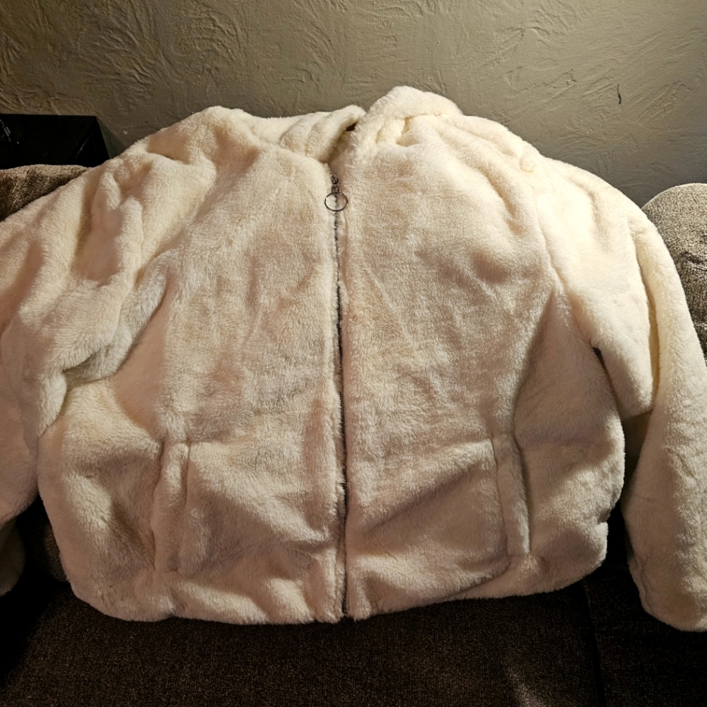 Angel Kiss Off white faux fur jacket 1x